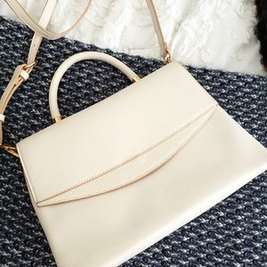 Classy & Minimal White Handbag w/ Shoulder Strap